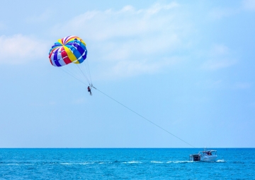 Paravelismo en Playa Esmeralda: Vuelo de Libertad sobre el Caribe